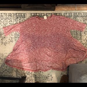 Red heathered flowy top with 3/4 sleeves